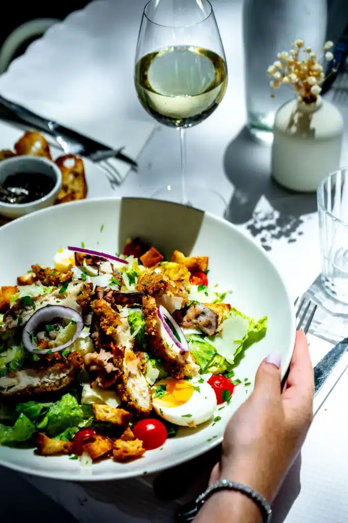 Salade servie au déjeuner