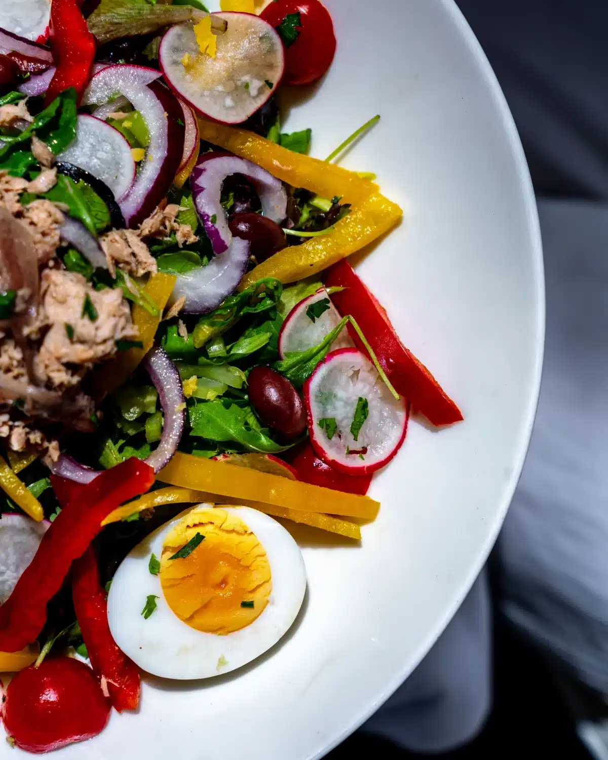 Salade niçoise servie chez NŌVA