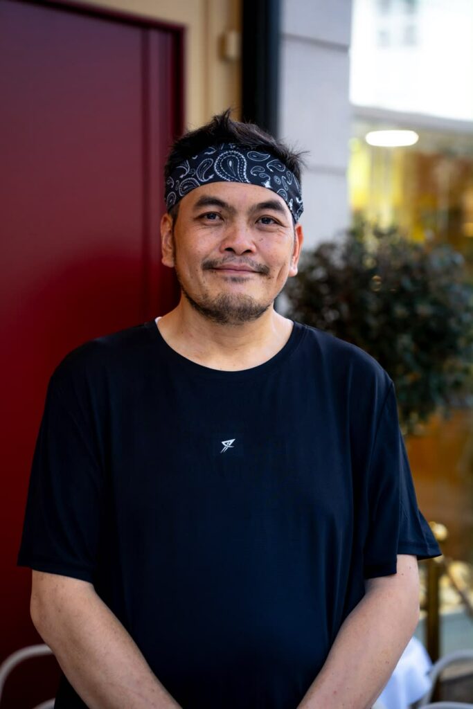 Un membre de l’équipe de NŌVA devant le restaurant