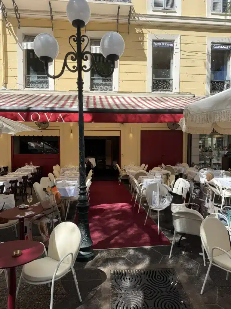 La salle de l'étage dressée pour un événement