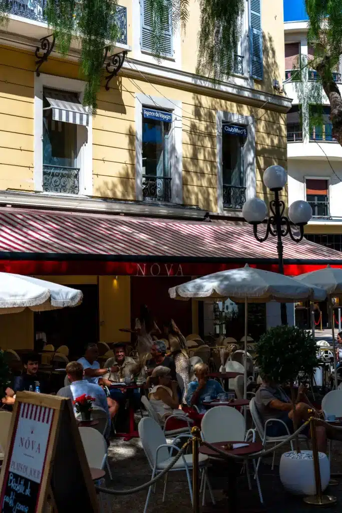 La façade de NŌVA et sa terrasse animée, place Magenta