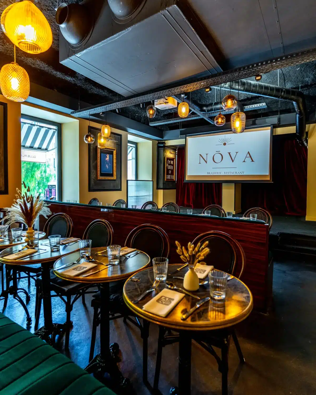 Salle intérieure de NŌVA et son enseigne lumineuse
