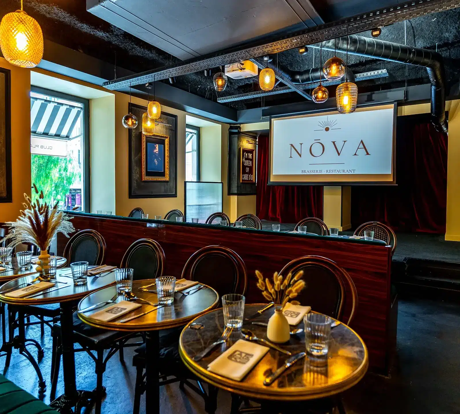 Salle intérieure de NŌVA et son enseigne lumineuse
