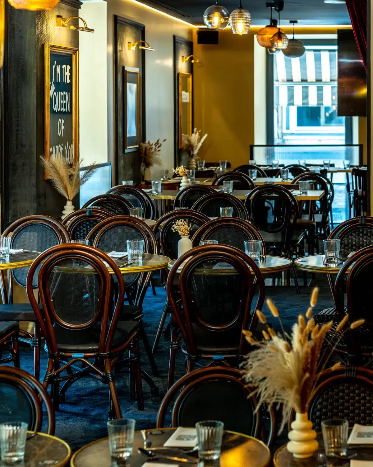 La terrasse de NŌVA et ses chaises bistrot
