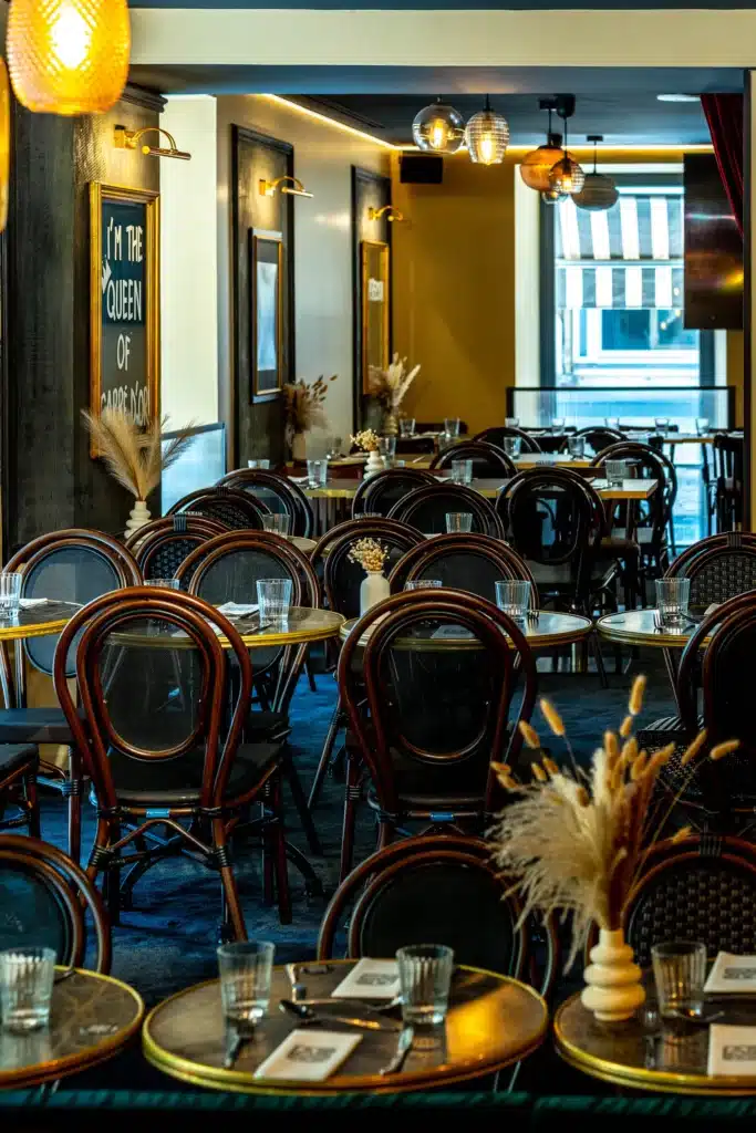 La terrasse de NŌVA et ses chaises bistrot