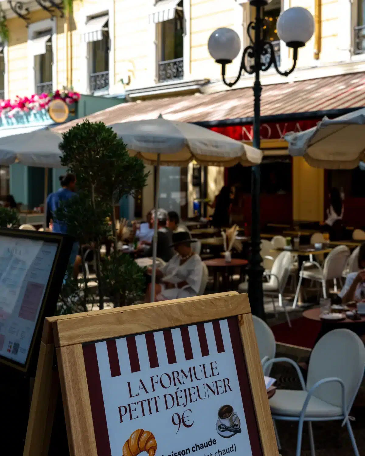 La terrasse de NŌVA sous les parasols
