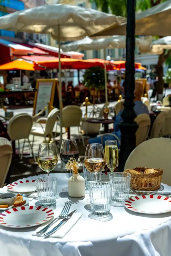 Terrasse de NŌVA sous les stores rayés, place Magenta