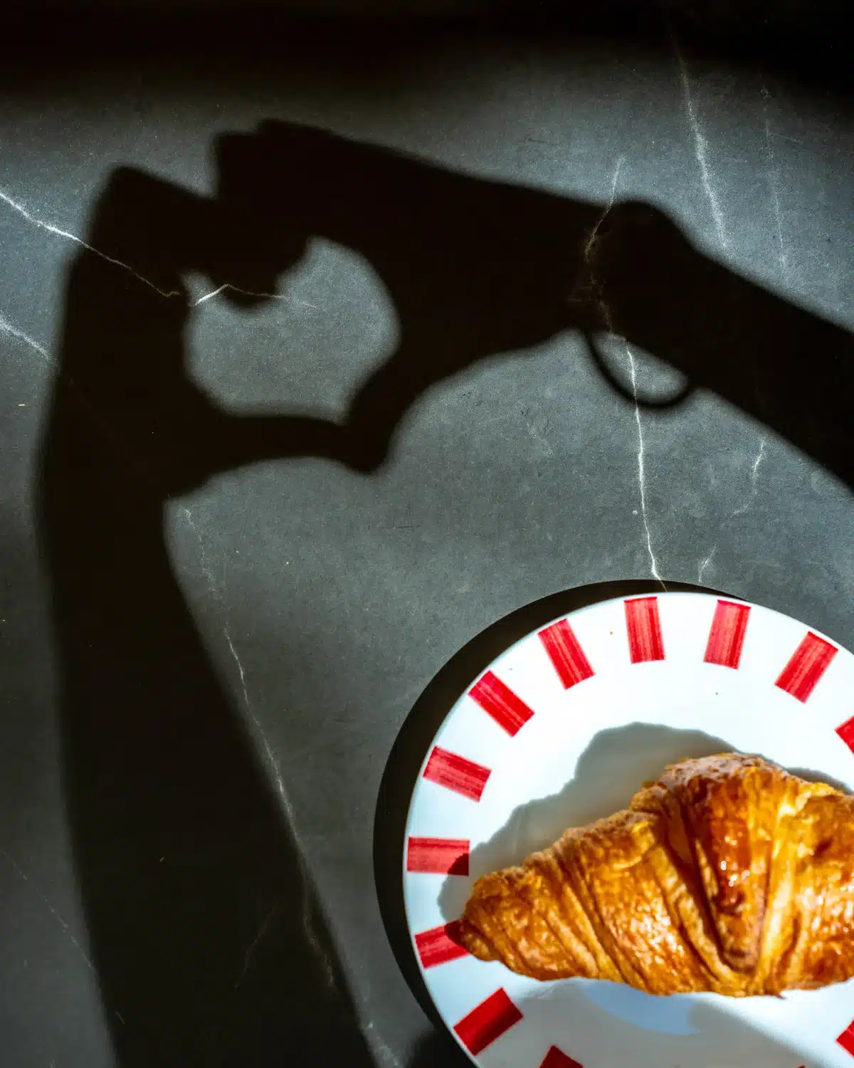 Croissant et ombre sur la table